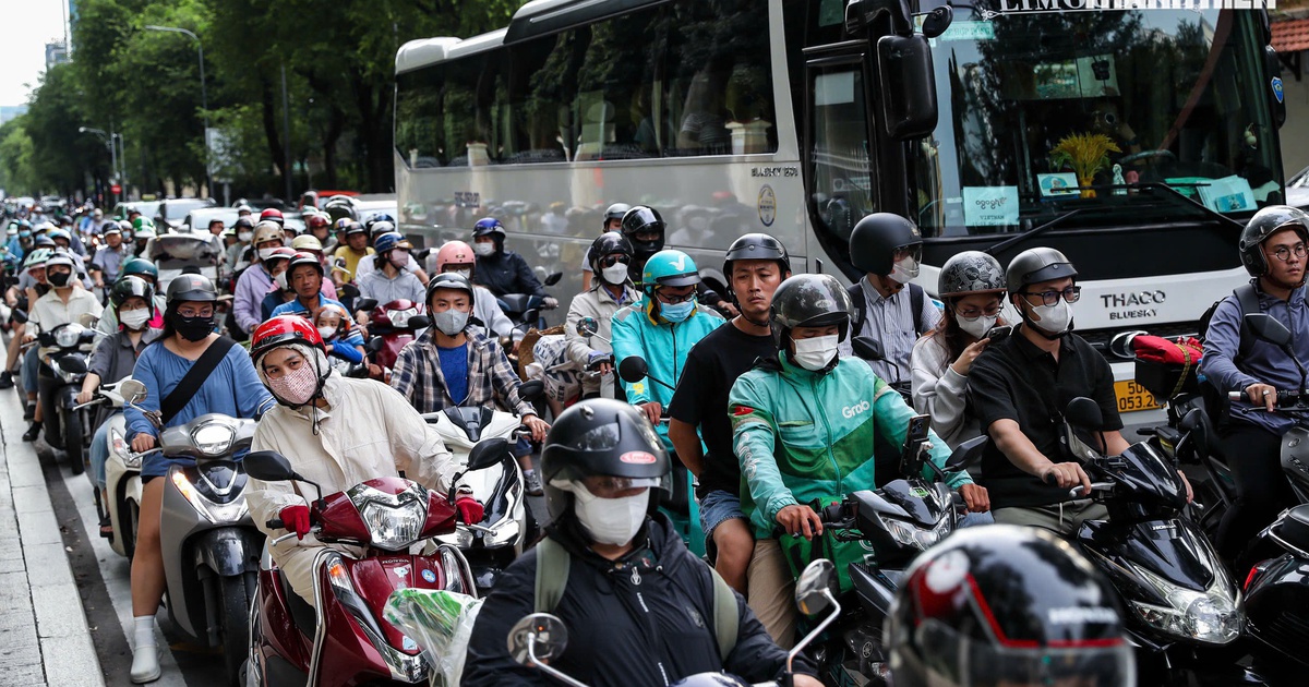 Cho rẽ phải khi đ&egrave;n đỏ ở TP.HCM: &#039;Chỗ đ&acirc;u m&agrave; nhường?&#039;