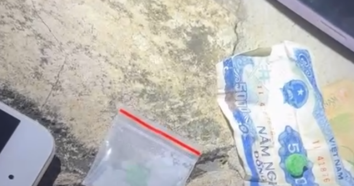 Nữ CSGT c&ugrave;ng tổ c&ocirc;ng t&aacute;c ph&aacute;t hiện người giấu ma t&uacute;y &#039;ke&#039; nhờ 1 chi tiết