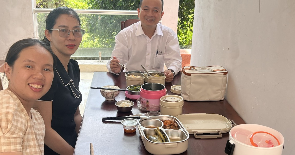 C&ocirc;ng chức x&atilde; đ&ugrave;m cơm đi l&agrave;m: &#039;N&oacute;i vui đ&acirc;y l&agrave; nền kinh tế chia sẻ&#039;