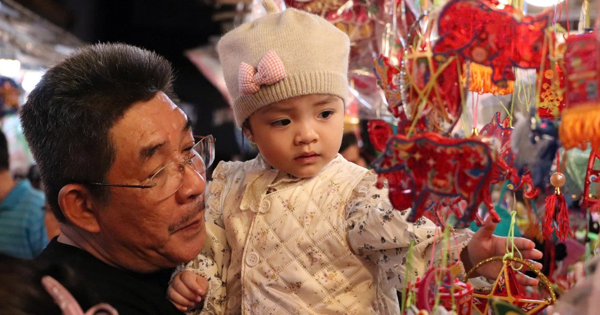 Phố lồng đ&egrave;n ở TP.HCM chật cứng người đến check-in trước trung thu