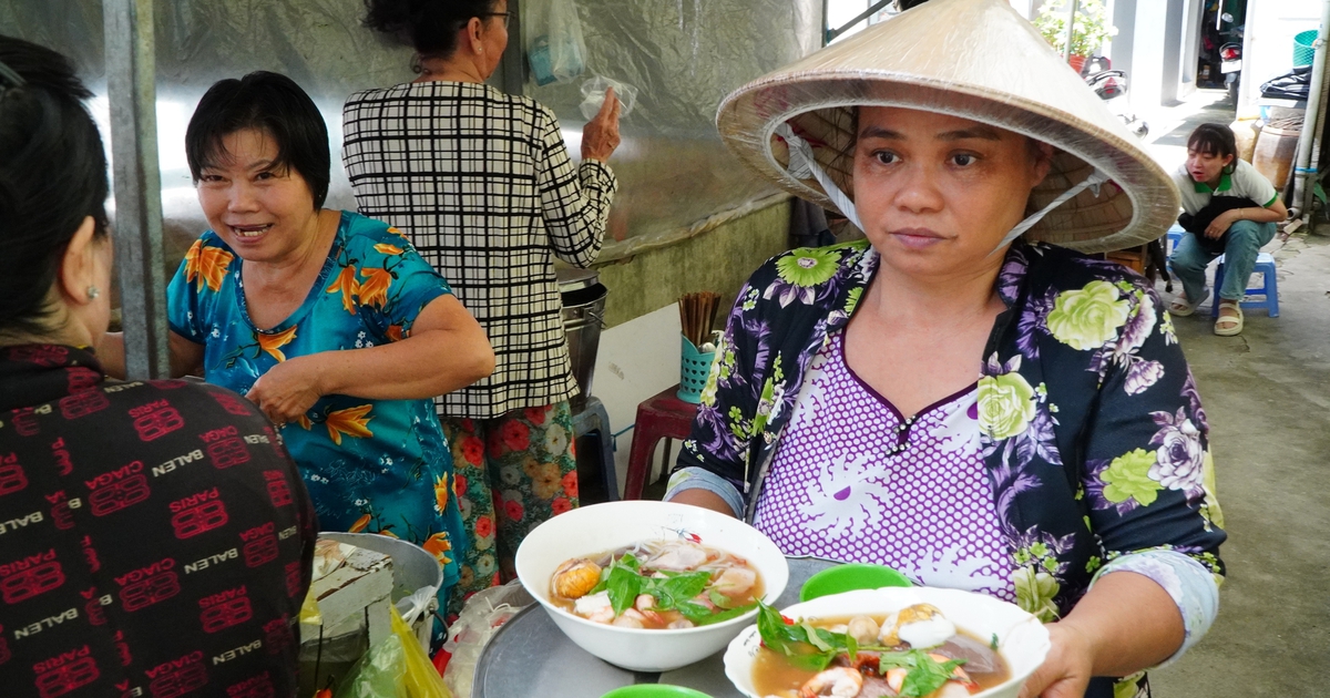 Qu&aacute;n b&uacute;n mắm trong chợ &#039;nặng k&yacute;&#039; nhất miền T&acirc;y: B&agrave; chủ... c&oacute; lối đi ri&ecirc;ng