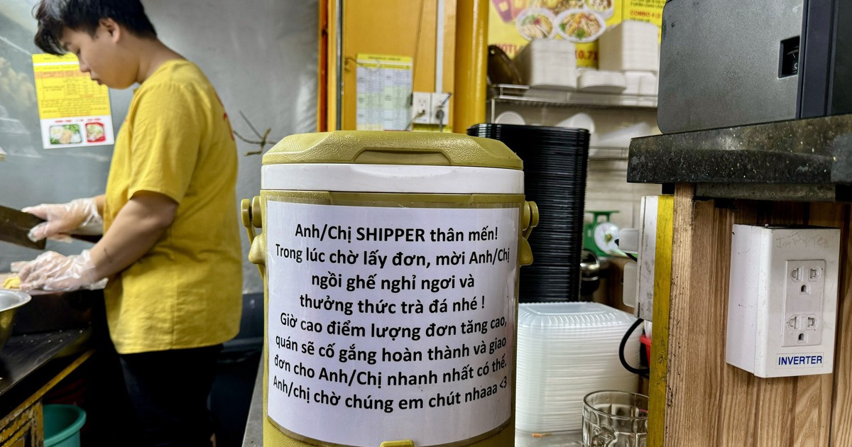 Ấm &aacute;p d&ograve;ng th&ocirc;ng b&aacute;o ở qu&aacute;n cơm gửi c&aacute;c shipper