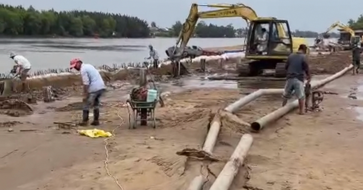 C&agrave; Mau: Chủ đầu tư l&yacute; giải việc ngưng thi c&ocirc;ng bờ k&egrave; Bia Ấn lo&aacute;t Nam bộ