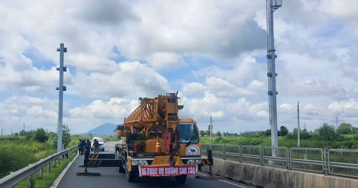 Lu&acirc;n phi&ecirc;n đ&oacute;ng cao tốc Vĩnh Hảo - Phan Thiết để lắp gi&aacute; đỡ camera