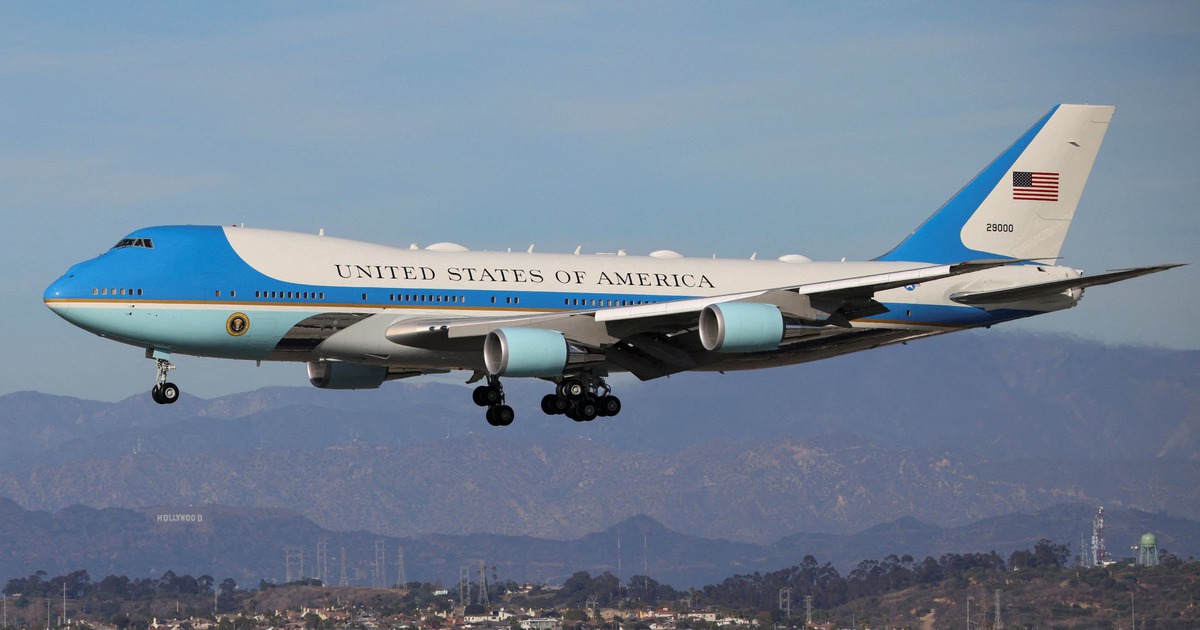 &#039;Bỏ iPad xuống&#039;: Phi c&ocirc;ng bị mắng v&igrave; kh&ocirc;ng lưu &yacute; chuy&ecirc;n cơ chở &ocirc;ng Trump