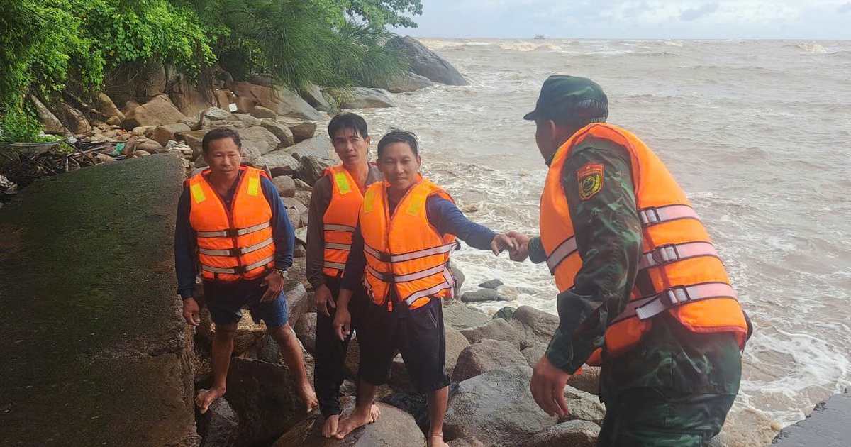 C&agrave; Mau: Cứu 4 ngư d&acirc;n gặp nạn ở cửa biển Đ&aacute; Bạc