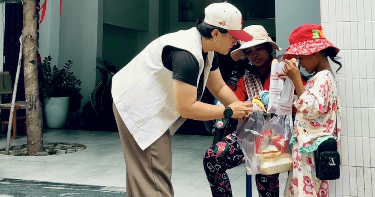 &#039;Trạm y&ecirc;u thương&#039; tặng nước v&agrave; b&aacute;nh m&igrave; cho người ngh&egrave;o