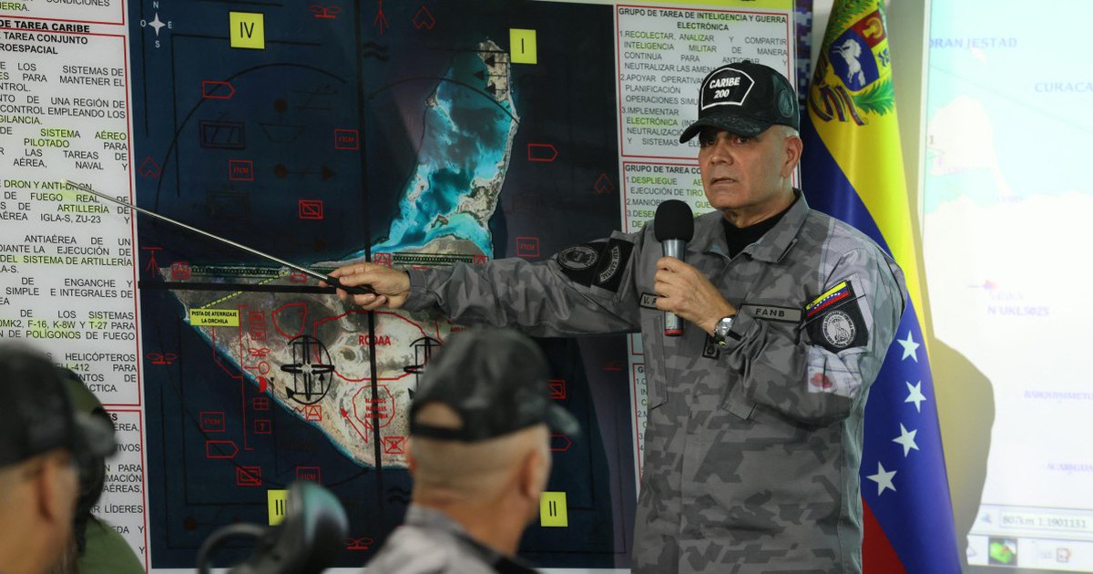 Venezuela điều t&agrave;u chiến, m&aacute;y bay tập trận rầm rộ giữa căng thẳng