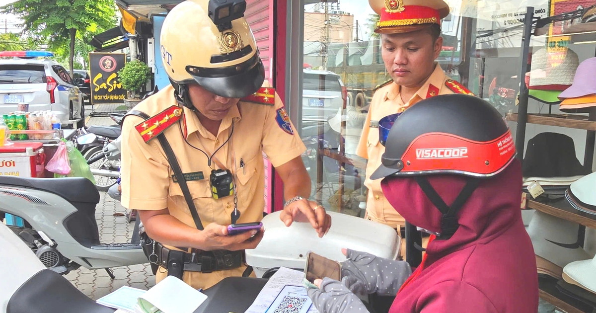 Nộp phạt giao th&ocirc;ng qua QR tại chỗ, người d&acirc;n TP.HCM khen tiện lợi