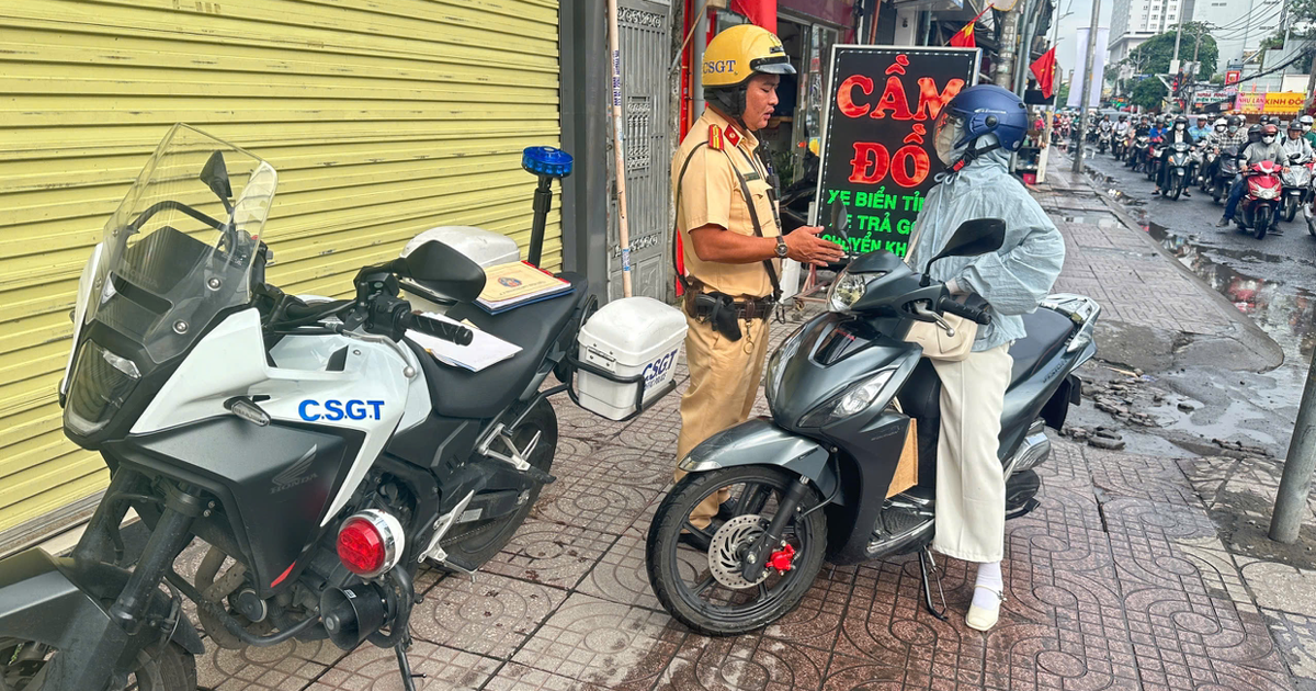 Chạy xe m&aacute;y l&ecirc;n vỉa h&egrave; &#039;cho nhanh&#039;, nhiều người bị CSGT TP.HCM phạt 5 triệu