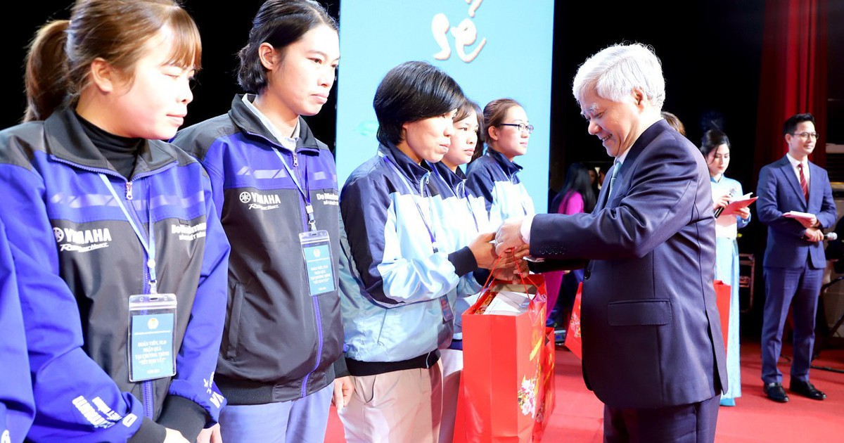 Dự kiến tăng mức qu&agrave; tết 2026 tặng người lao động