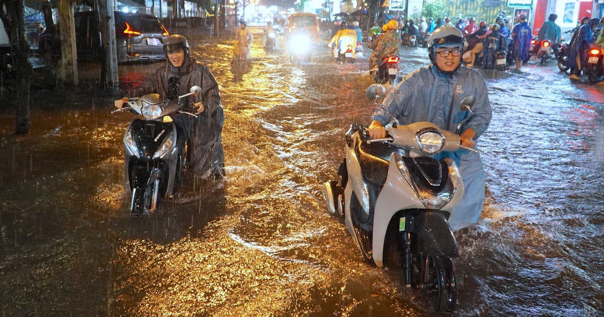 Ngập nặng sau mưa lớn ở TP.HCM: H&agrave;ng d&agrave;i người kẹt tr&ecirc;n đường hơn 1 tiếng