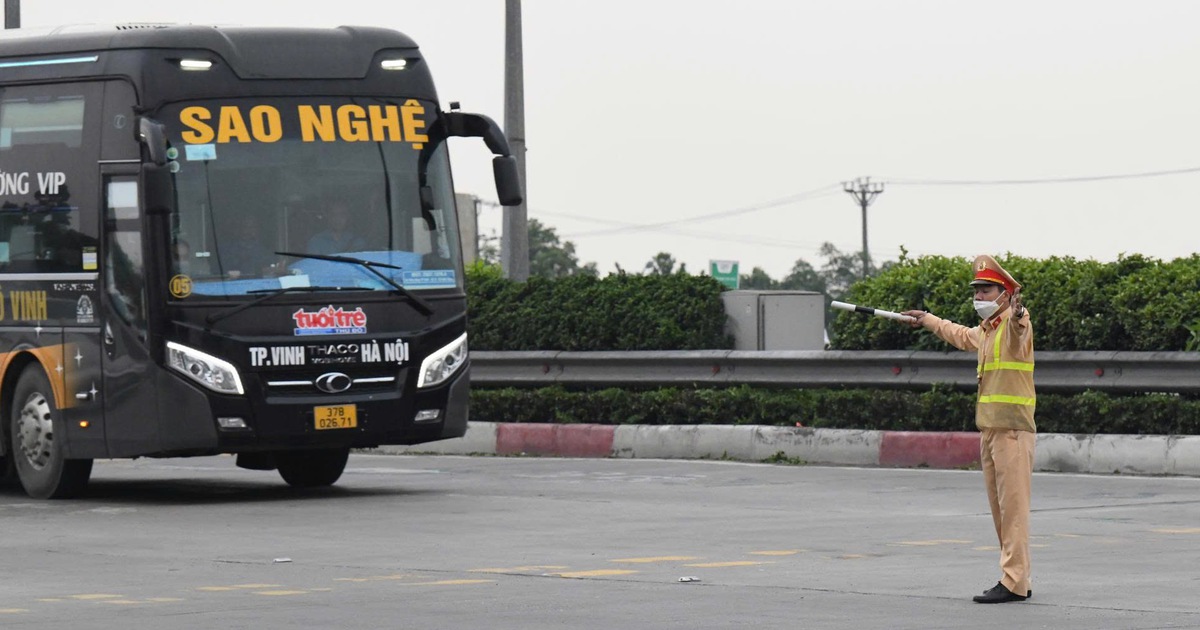 Ph&acirc;n l&agrave;n xe tải, xe kh&aacute;ch tr&ecirc;n nhiều cao tốc