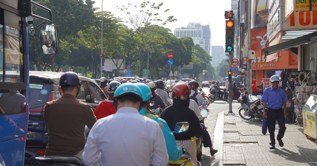 TP.HCM: Gần 800 bộ đ&egrave;n t&iacute;n hiệu cho xe 2 b&aacute;nh rẽ phải khi đ&egrave;n đỏ