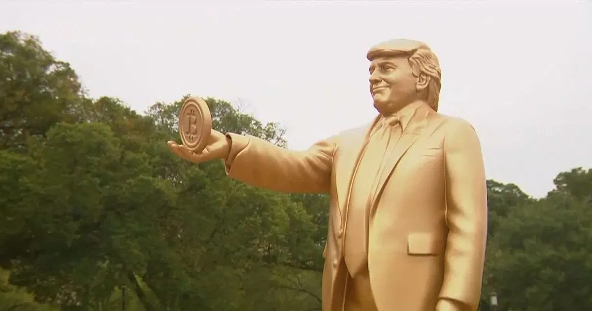 Xuất hiện tượng v&agrave;ng &ocirc;ng Trump cầm Bitcoin trước t&ograve;a quốc hội Mỹ