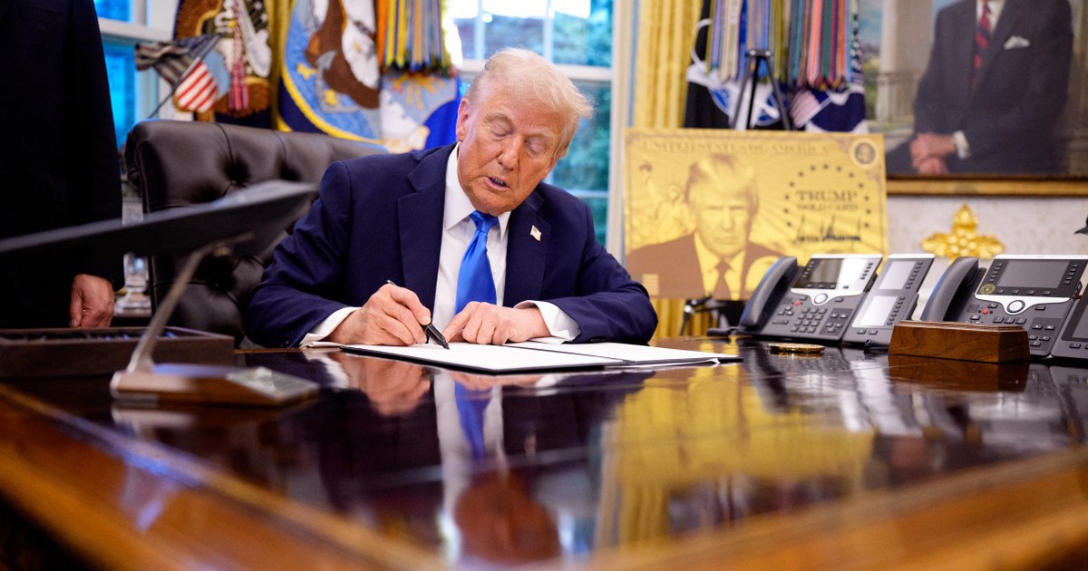 Tổng thống Trump n&acirc;ng ph&iacute; thị thực H-1B l&ecirc;n 100.000 USD