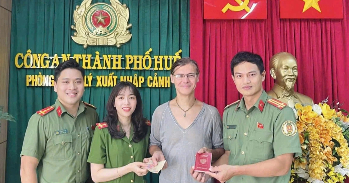 Du kh&aacute;ch Nga vui mừng nhận lại hộ chiếu đ&aacute;nh rơi trước giờ xuất cảnh