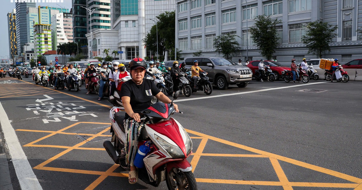 Cho rẽ phải khi đ&egrave;n đỏ ở TP.HCM: H&igrave;nh ảnh hiếm thấy ở c&aacute;c giao lộ