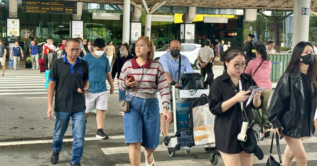Ng&agrave;y cuối kỳ nghỉ lễ 2.9: S&acirc;n bay T&acirc;n Sơn Nhất nhộn nhịp kh&aacute;ch trở lại TP.HCM