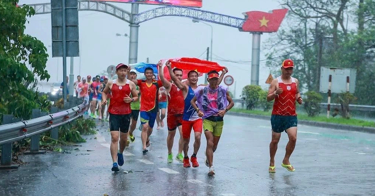 Nguyễn Văn Long đến H&agrave; Nội, ho&agrave;n th&agrave;nh 20 ng&agrave;y chạy bộ xuy&ecirc;n Việt mừng Quốc kh&aacute;nh