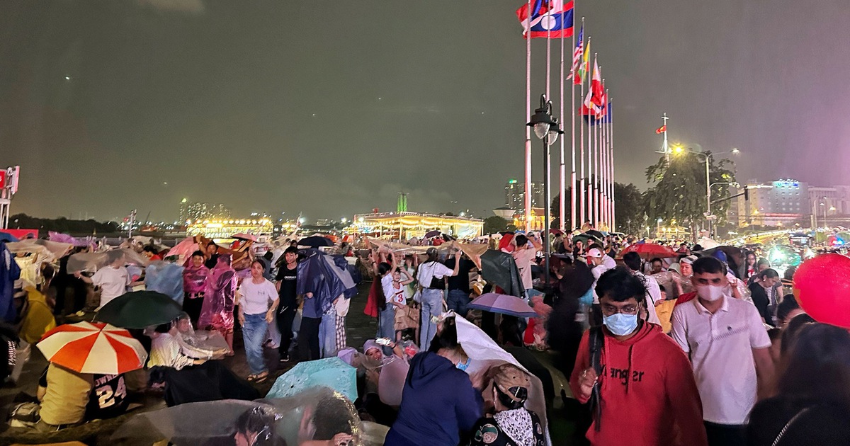 Giữa trung t&acirc;m TP.HCM, &#039;biển người&#039; đội mưa chờ ph&aacute;o hoa mừng Quốc kh&aacute;nh