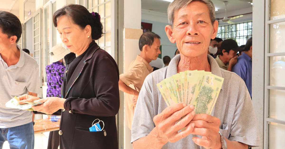 Nhận qu&agrave; Quốc kh&aacute;nh, gia đ&igrave;nh 10 người x&uacute;c động &#039;sẽ c&oacute; bữa cơm sum họp&#039;