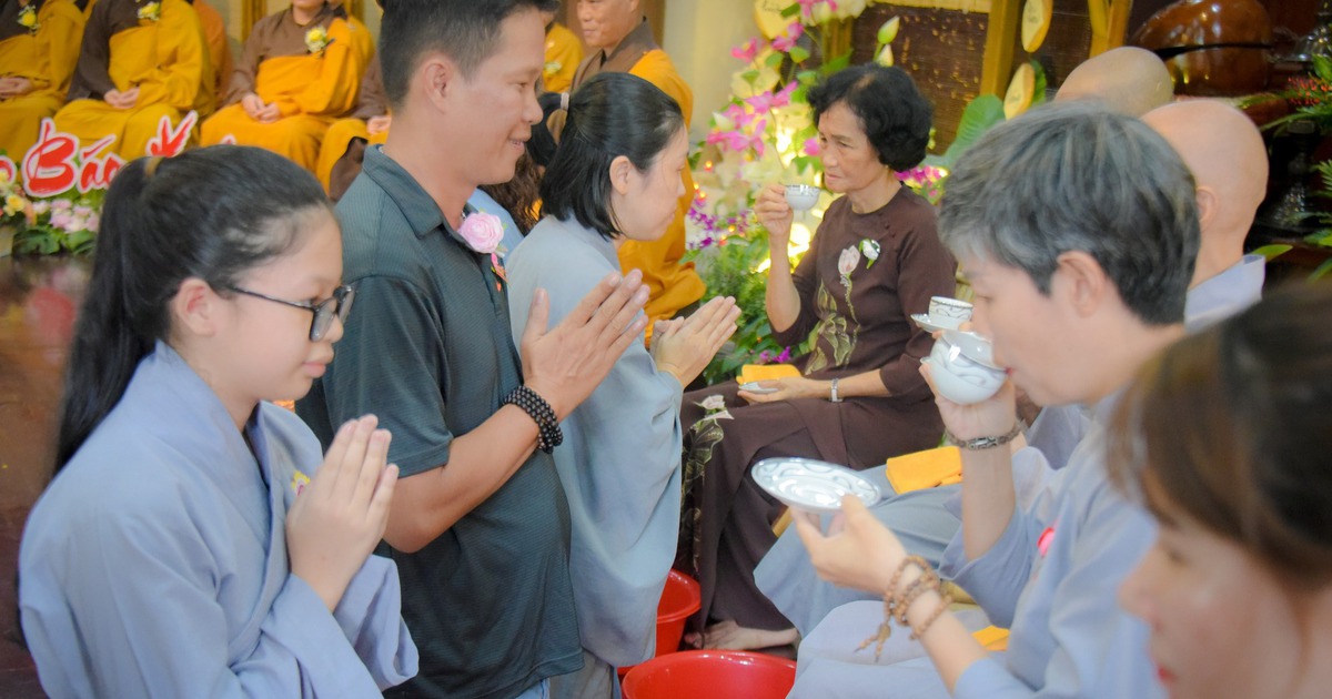 Vu lan 2025: Quỳ r&oacute;t tr&agrave;, rửa ch&acirc;n cha mẹ - ph&uacute;t gi&acirc;y khiến con bừng tỉnh