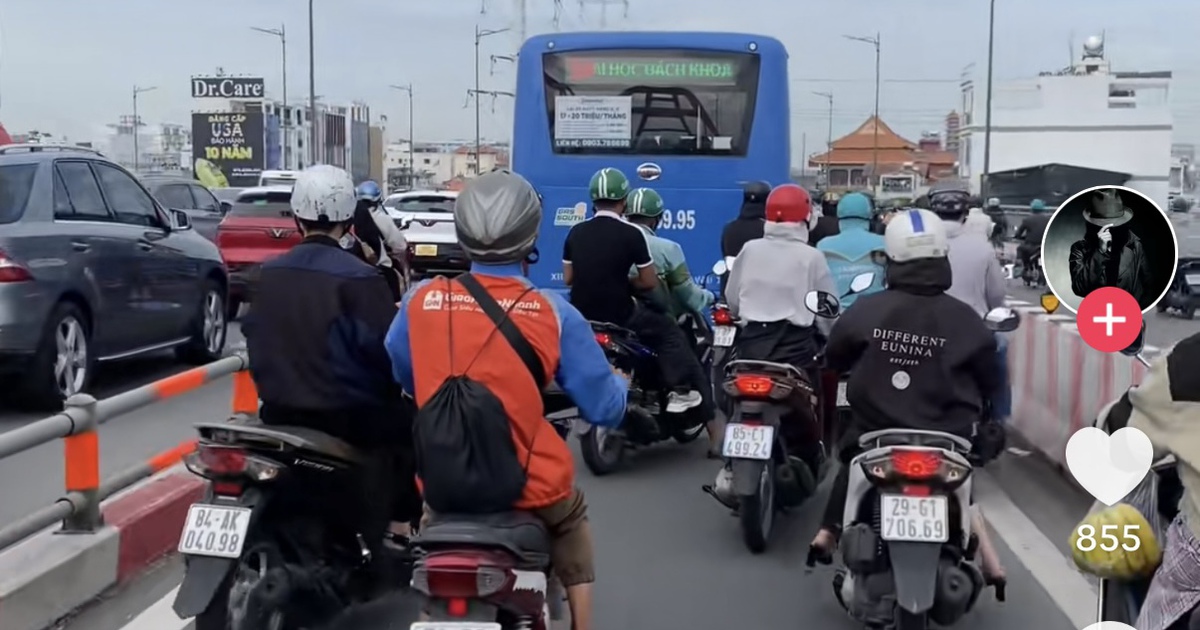 Xe bu&yacute;t lấn l&agrave;n xe m&aacute;y cầu B&igrave;nh Lợi, người d&acirc;n quay clip b&aacute;o CSGT