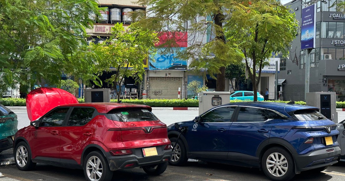 Ngồi trong xe điện có nên bật điều hòa chờ sạc pin?