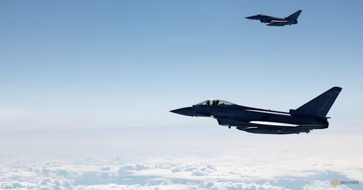 Anh điều chiến đấu cơ Typhoon tuần tra kh&ocirc;ng phận Ba Lan