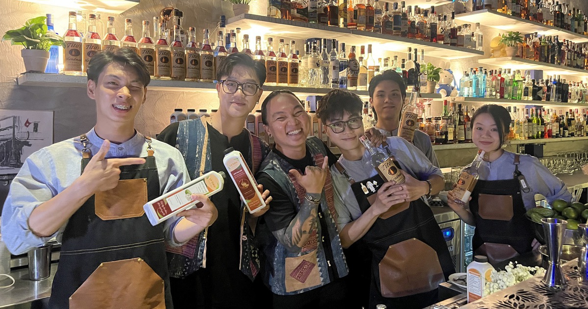 B&aacute;n cocktail g&acirc;y quỹ tặng m&aacute;y t&iacute;nh cho trường học miền n&uacute;i