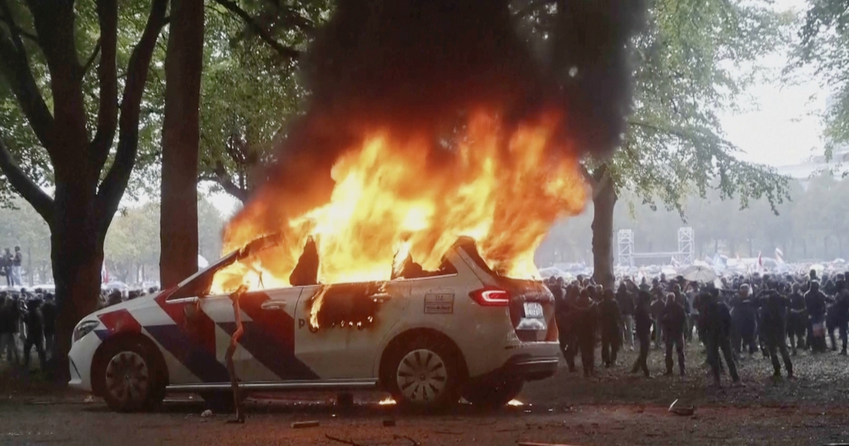 Đụng độ căng thẳng tại H&agrave; Lan, người biểu t&igrave;nh đốt xe cảnh s&aacute;t