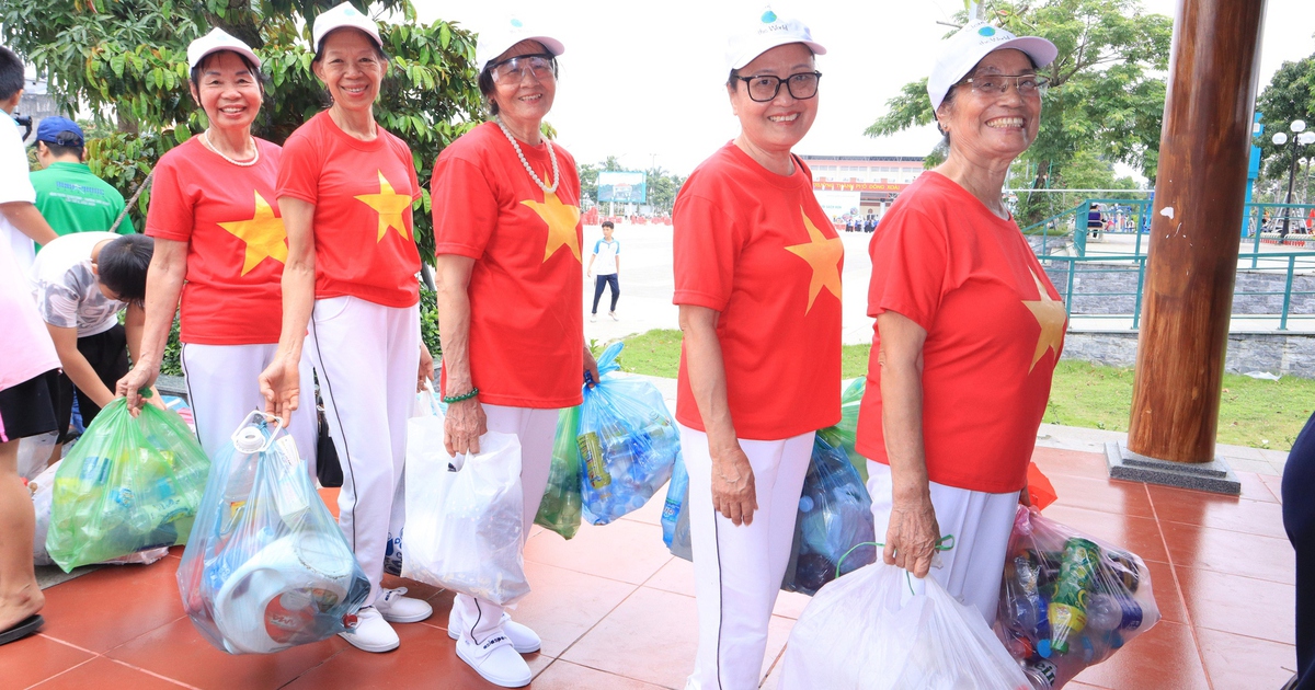 Người gi&agrave;, trẻ nhỏ cười kh&uacute;c kh&iacute;ch khi... đổi r&aacute;c lấy qu&agrave;