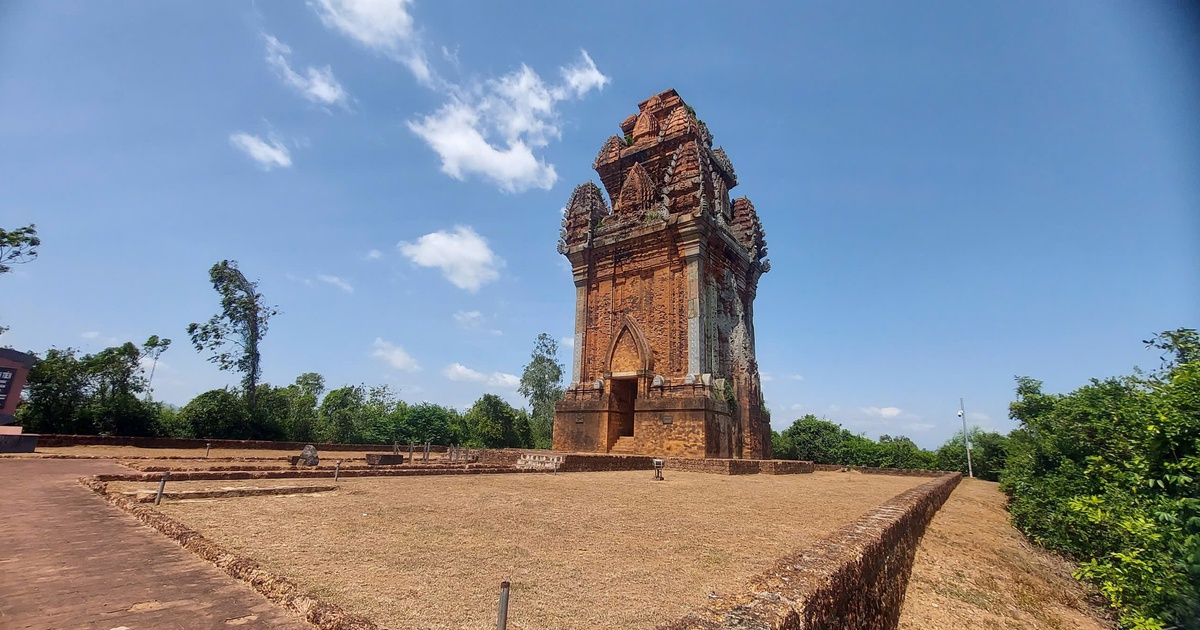Đến Gia Lai ngắm tháp Cánh Tiên, thăm thành Hoàng Đế