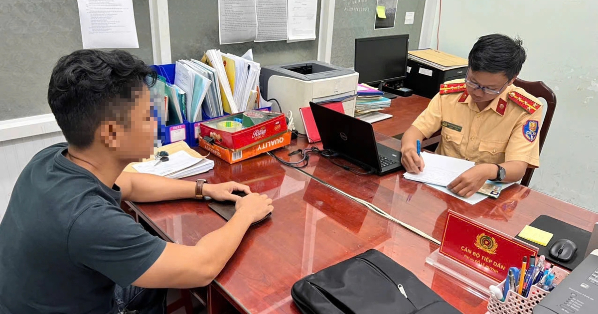 T&agrave;i xế xe b&aacute;n tải leo vỉa h&egrave; giải th&iacute;ch với CSGT: &#039;Do đường đ&ocirc;ng, đang gấp&#039;