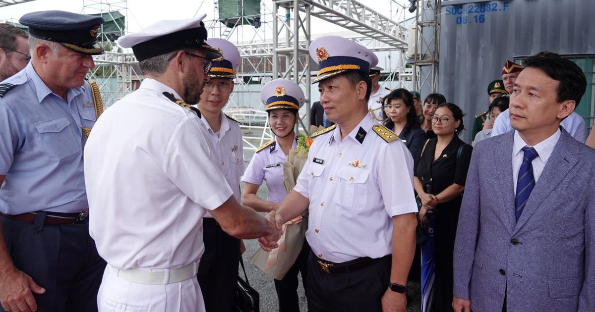 T&agrave;u chiến Anh HMS Richmond cập cảng S&agrave;i G&ograve;n