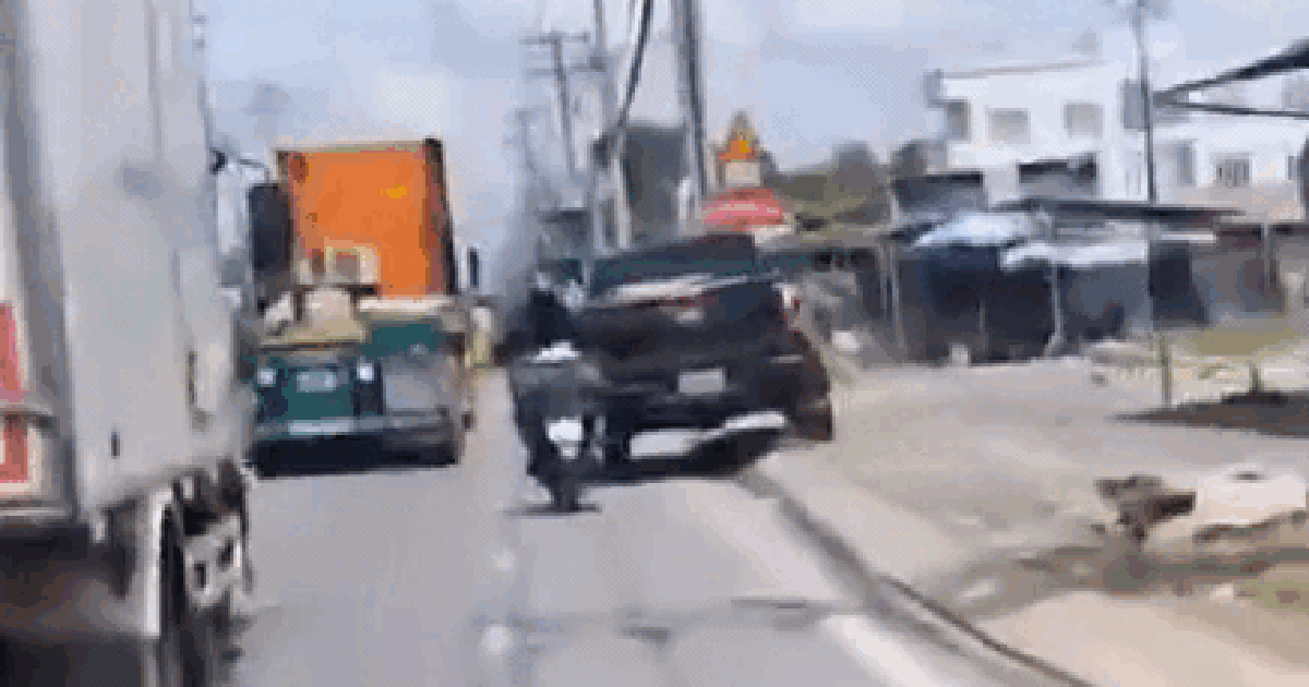 Clip xe b&aacute;n tải leo vỉa h&egrave; g&acirc;y bức x&uacute;c ở TP.HCM: CSGT x&aacute;c minh