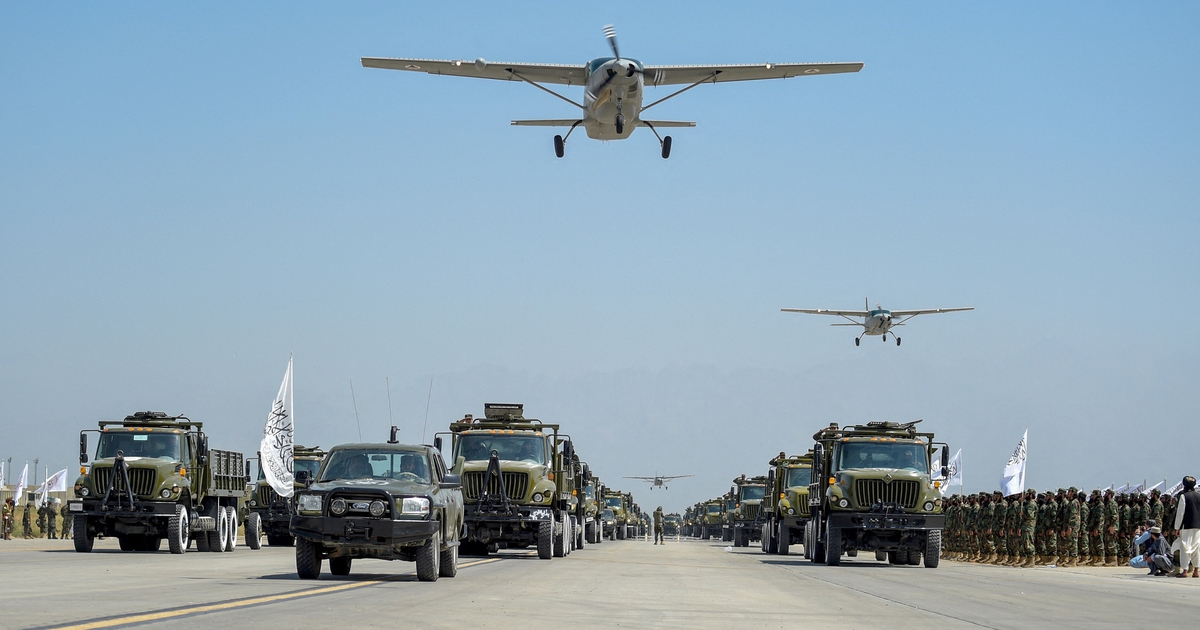 Taliban đ&aacute;p trả cứng rắn sau khi &ocirc;ng Trump đ&ograve;i căn cứ