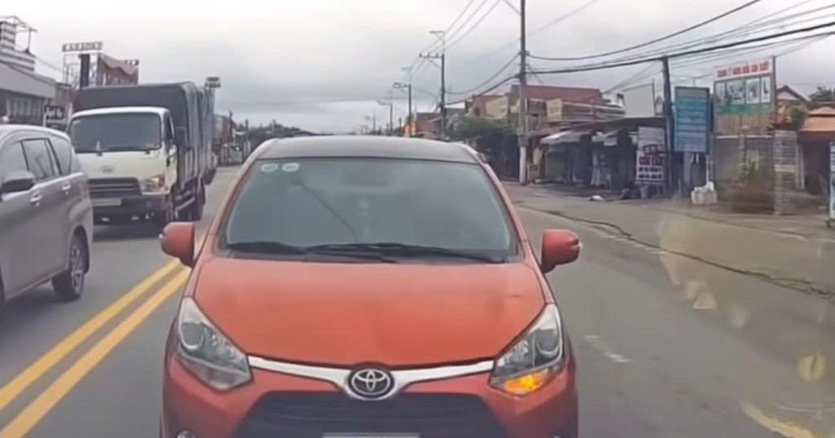 Nữ t&agrave;i xế chạy lấn vạch kẻ liền bị người d&acirc;n quay clip b&aacute;o CSGT TP.HCM phạt