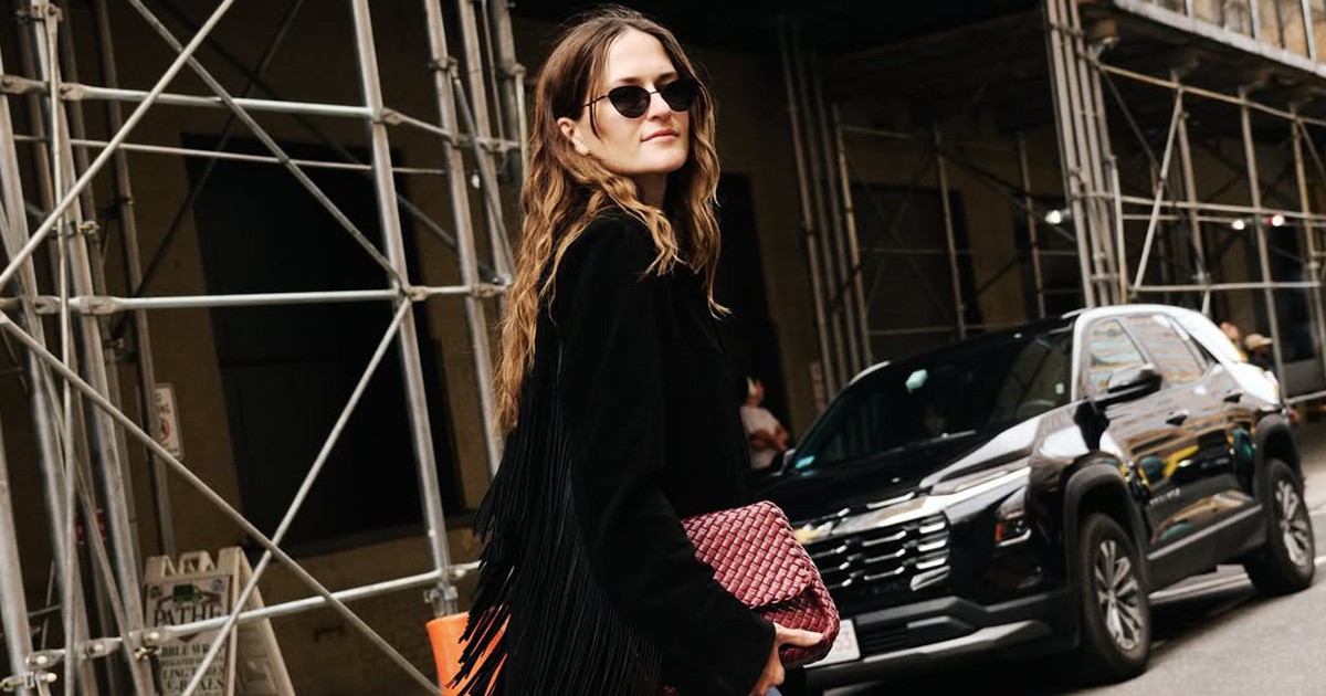 Blazer và quần jeans, cặp đôi đường phố mới của mùa