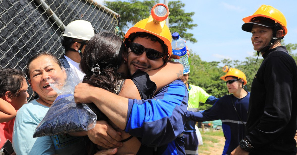 Giải cứu 23 thợ mỏ Colombia mắc kẹt trong mỏ v&agrave;ng sập suốt 48 giờ