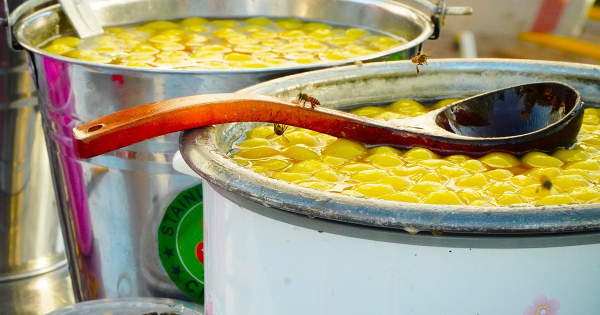 Độc lạ miền T&acirc;y: Bầy ong l&agrave; kh&aacute;ch quen qu&aacute;n t&agrave;u hũ n&oacute;ng Cần Thơ