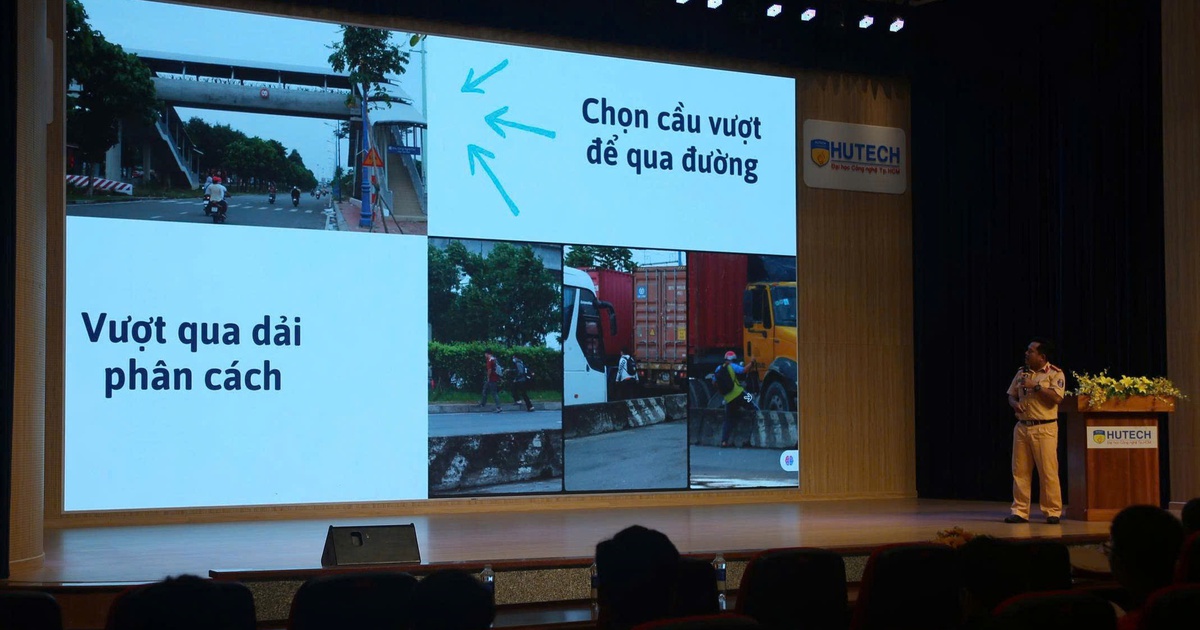 Nhiều sinh vi&ecirc;n băng qua đường sai, CSGT TP.HCM v&agrave;o tận trường đại học tuy&ecirc;n truyền