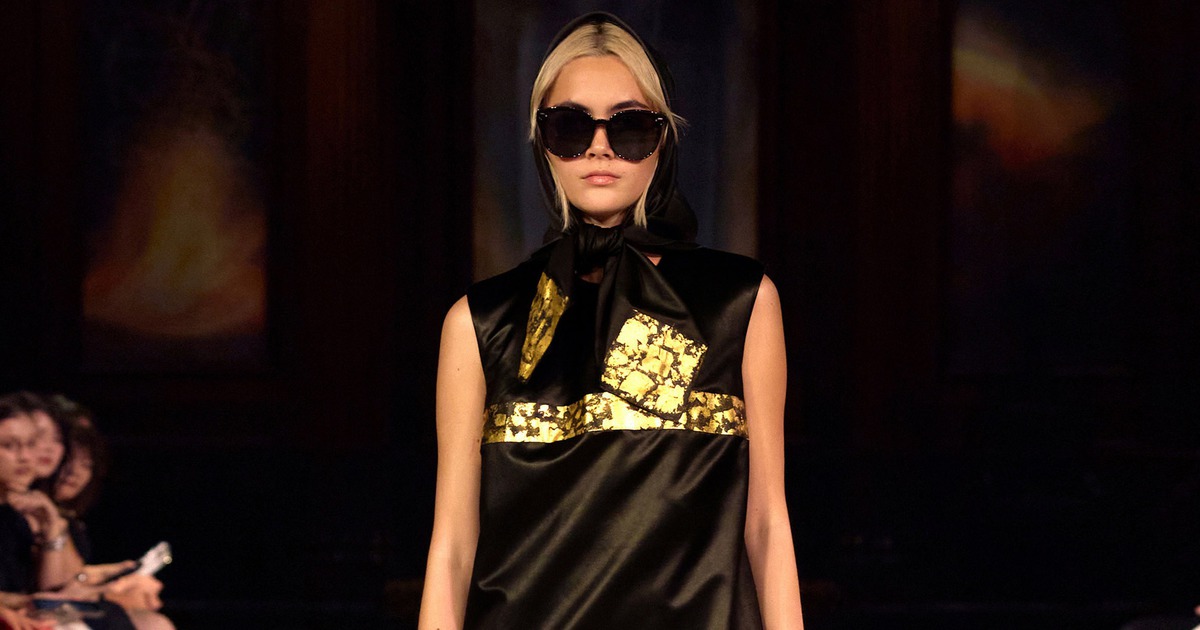 Thương hiệu Việt gây choáng sàn diễn London với kỹ thuật mạ vàng trang phục