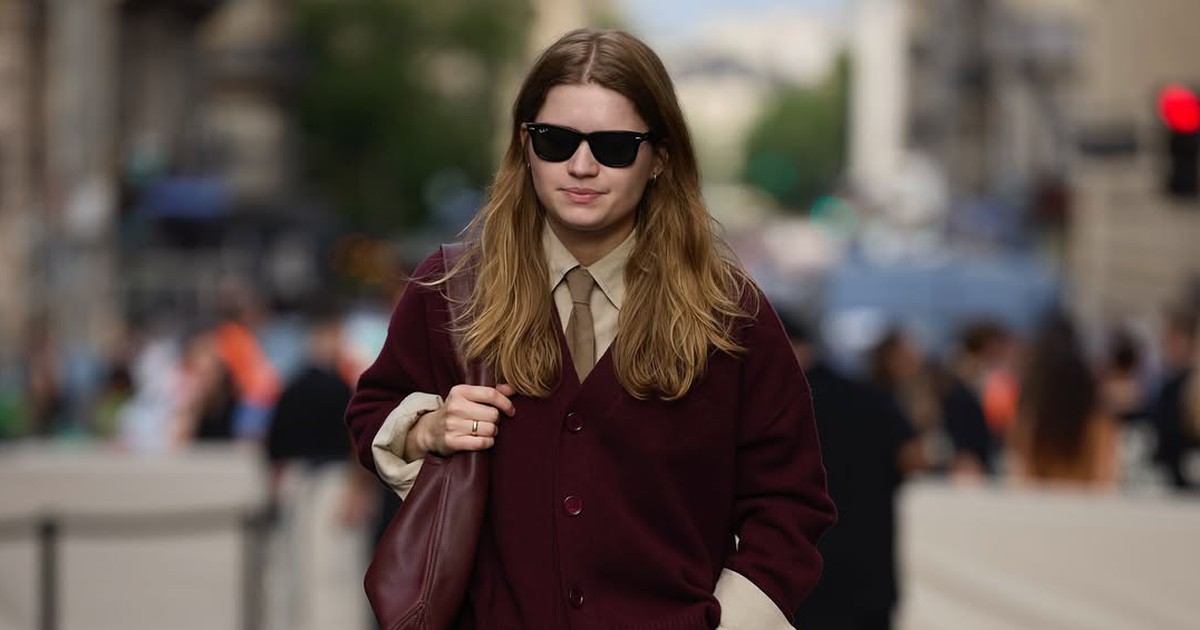 Đẹp 'lạnh lùng' với sắc đỏ tía kiêu kỳ trong ngày trở gió