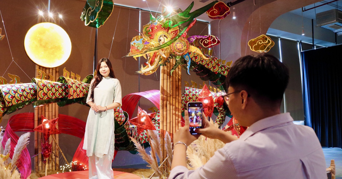 Đến nơi này check-in với lồng đèn 'khổng lồ' dài 18 mét