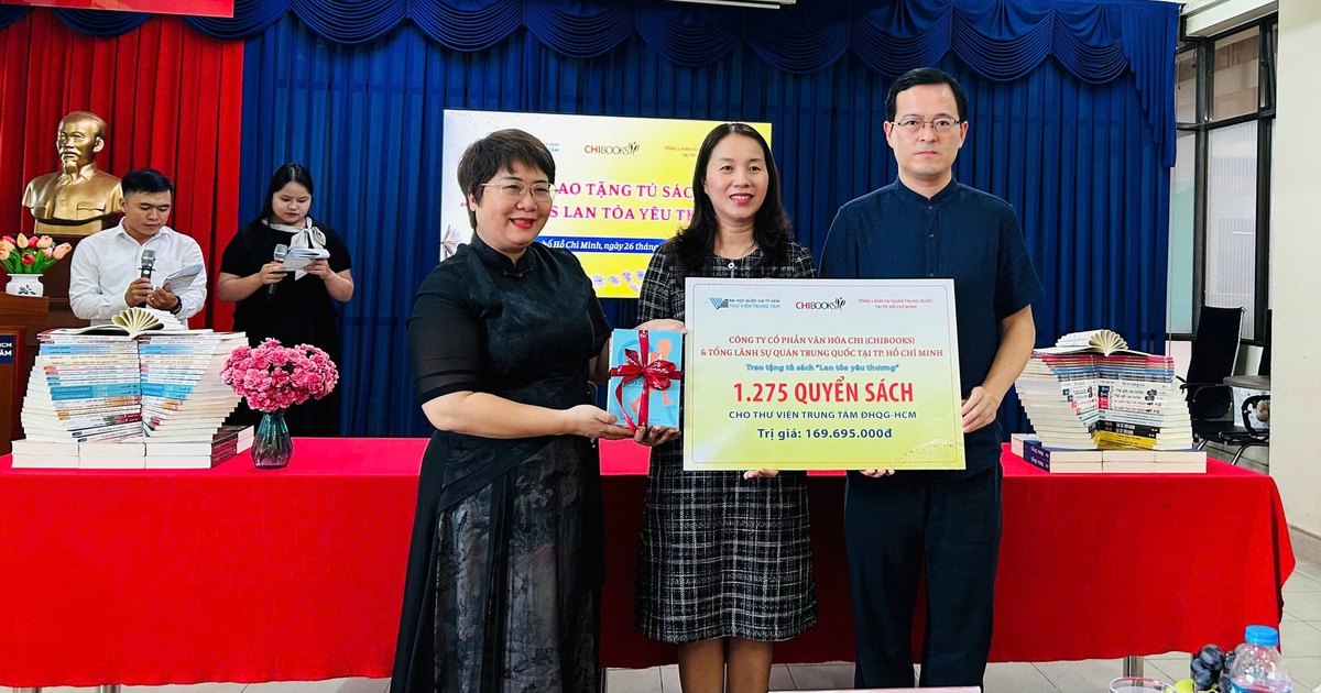 &#039;Lan tỏa y&ecirc;u thương&#039; c&ugrave;ng tủ s&aacute;ch do Chibooks v&agrave; Tổng l&atilde;nh sự qu&aacute;n Trung Quốc trao tặng