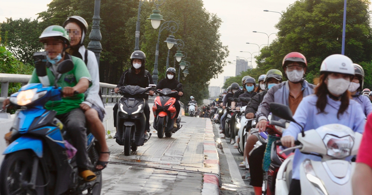 TP.HCM: Xe m&aacute;y chạy rần rần tr&ecirc;n vỉa h&egrave;, lo ngại &#039;nuốt&#039; l&agrave;n ri&ecirc;ng cho xe đạp