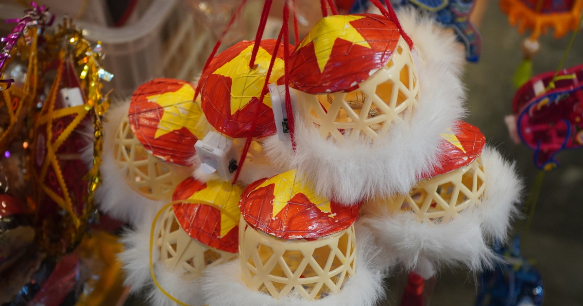 Lồng đèn Trung thu labubu, babythree, con sứa... được săn đón mấy ngày qua