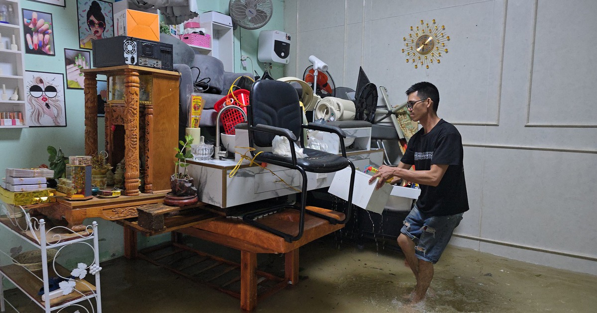 Trước b&atilde;o số 10, người d&acirc;n Đồng Hới b&agrave;ng ho&agrave;ng tỉnh giấc trưa giữa &#039;biển nước&#039;